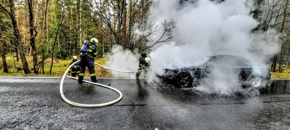 Bavorák lehl na silnici popelem, škoda je za milion a půl korun.