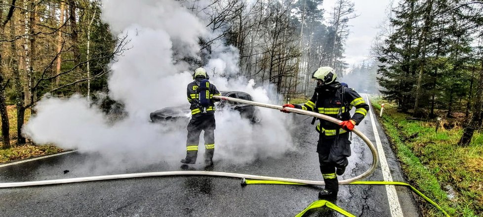 Bavorák lehl na silnici popelem, škoda je za milion a půl korun.