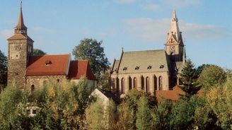 Unikátní památka v Plaňanech: Kostel sv. Jana Křtitele s nakloněnou věží