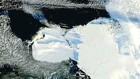 LEDEN 2009: LÁMÁNÍ LEDU - Takhle se na přelomu března a dubna začaly tříštit ledové kry v severní části Antarktidy. Ledová vrstva, která byla ještě v březnu souvislá, se v dubnu rozmělnila na tisíce úlomků