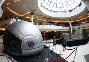 Do Obchodního centra Letňany přijelo mobilní planetárium.