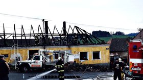 Požár domu na náměstí v Plánici na Tachovsku. Při hašení ohně se zevnitř domu ozval výbuch.