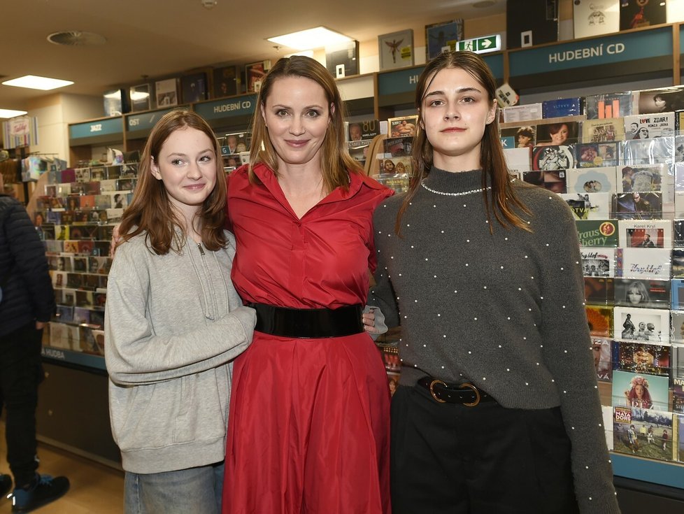 Herečka Markéta Plánková se svými dcerami Agátou a Julií