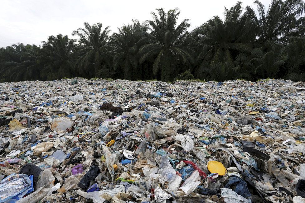 Ilegální skládka plastů v Malajsii, které se věnuje nový dokumentární film BBC. Končí na ní odpad z běžných supermarketů.