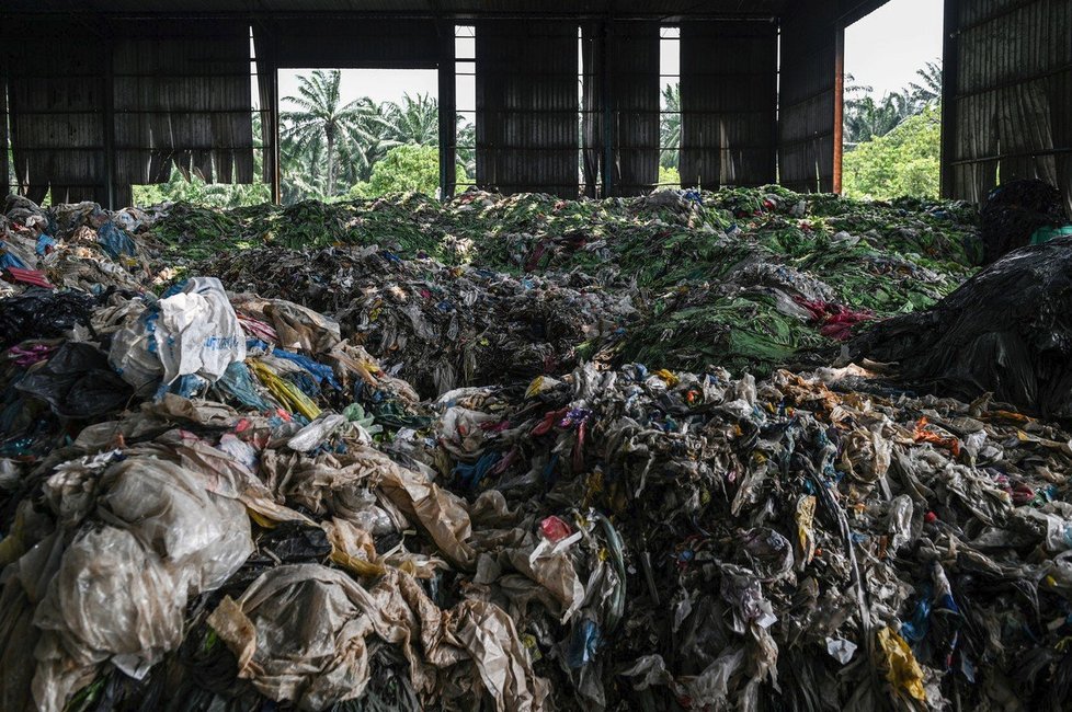 Malajsie vystřídala Čínu jako přední světová skládka. Byznys s odpady tu ovládají kriminální skupiny, úřady nezvládají provádět kontroly