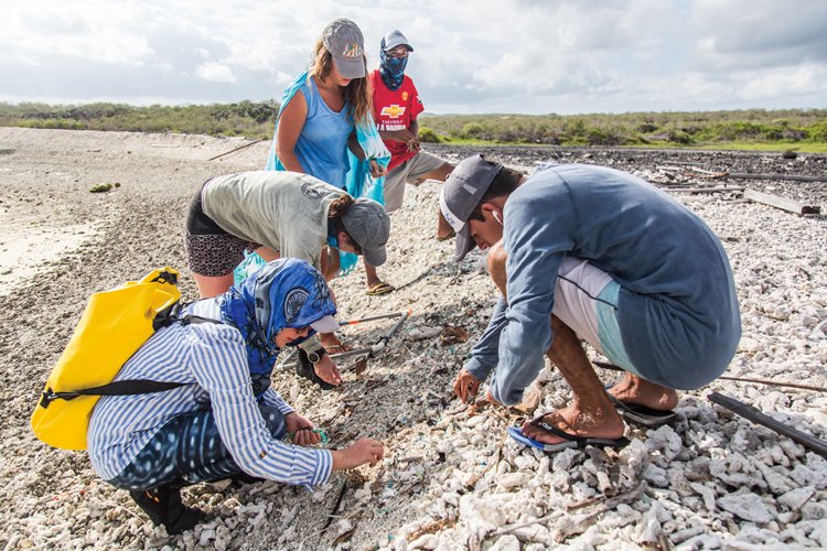 Vědci sbírají vzorky plastů na galapážské pláži