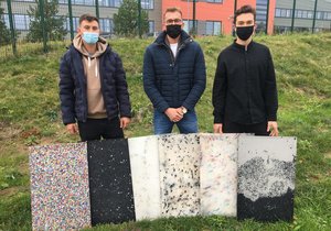 Studenti VUT Brno (zleva): Ondřej Venclík (23), Marco Aulisa (23) a Štepán Macek (23), ukazují desky, které vytvořili z odpadního plastu.