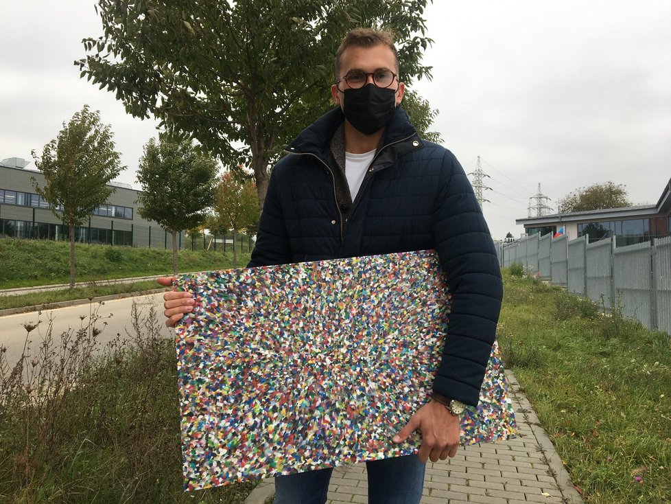 Marco Aulisa (23) ukazuje jednu z desek vyrobených z odpadního plastu, mají širokou škálu využití.