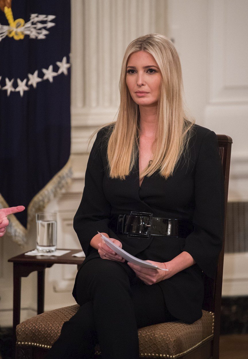 Ivanka Trump poslala loni stovky e-mailů ze svého soukromého účtu, které se týkaly vládních záležitostí. Dopustila se stejného porušení pravidel jako Hillary Clintonová, kterou za tento skutek Donald Trump silně kritizoval.