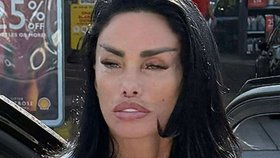 Kočíčí oči je aktuální módní trend po vzoru celebrit.