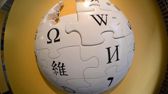 PR agentura přepisuje Wikipedii, nadace připravuje žalobu
