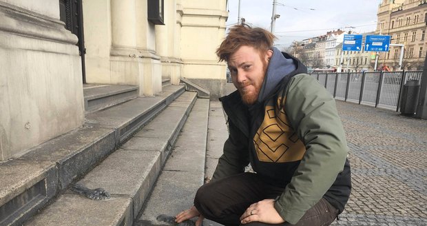 Stopy, grimasy a symbol naděje: Autor záhadných plastik z plzeňských ulic vystoupil z utajení
