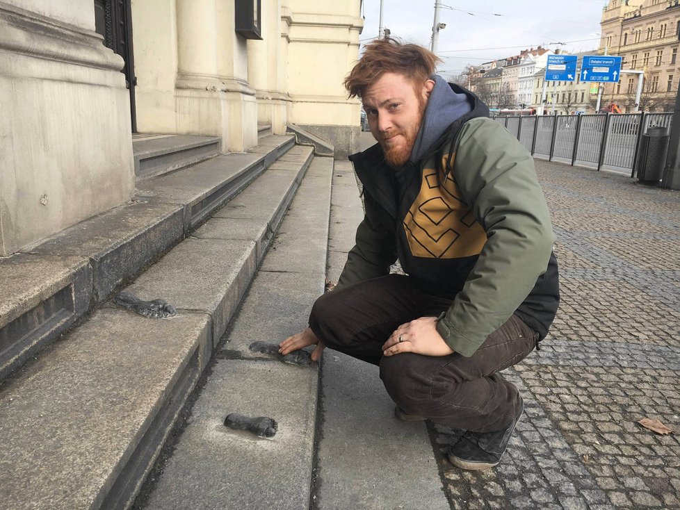 Umělec Lukáš Řezníček u díla Stopy, které nainstaloval na schody Velké synagogy v Plzni.