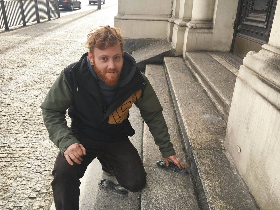 Umělec Lukáš Řezníček u díla Stopy, které nainstaloval na schody Velké synagogy v Plzni.