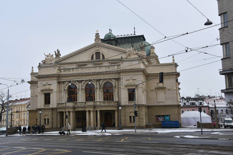 Další plastiky se objevily u divadla a synagogy v Plzni.