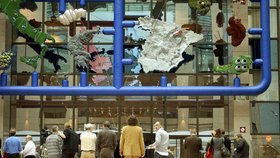 Plastika českého výtvarníka Davida Černého byla před budovou Rady EU instalována v pondělí. Ve čtvrtek bude oficiálně představena a budou uvedeny do provozu zvláštní efekty