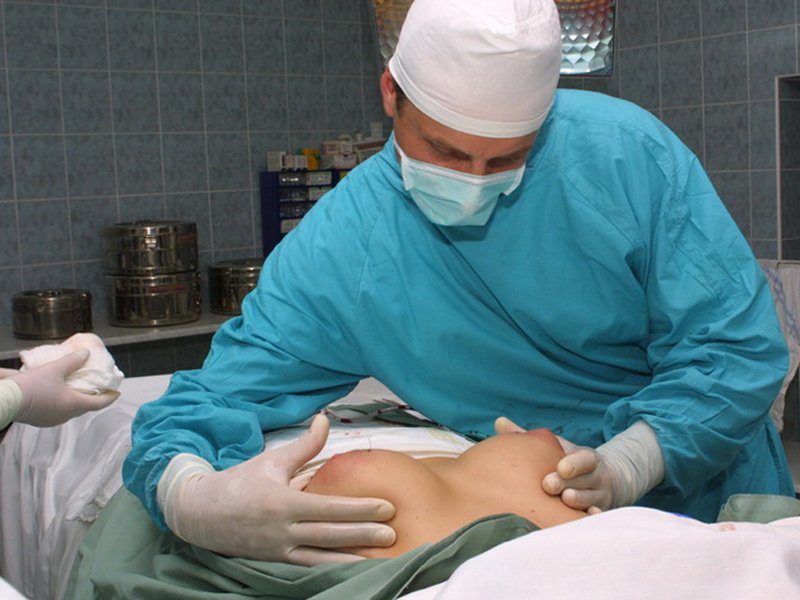 Plastický chirurg pečlivě dbá na souměrnost prsů