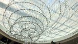 Umění v Praze na každém rohu: Ze stropu v Myslbeku visí 12 metrů široká spirála