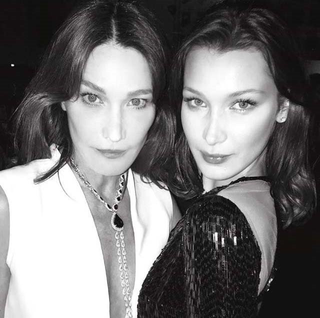 Bella Hadid jako by z oka vypadla Carle Bruni