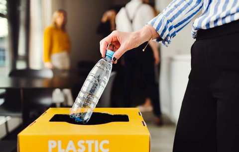 5 mýtů o třídění odpadu: Kam patří plato od vajec a proč umývat plast?