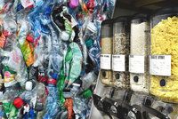 Nakupování bez obalu i nebezpečné dotáčení vody do PET lahví: Češi bojují s plasty