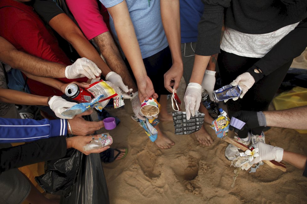 Úklid plastů na pláži ve Španělsku