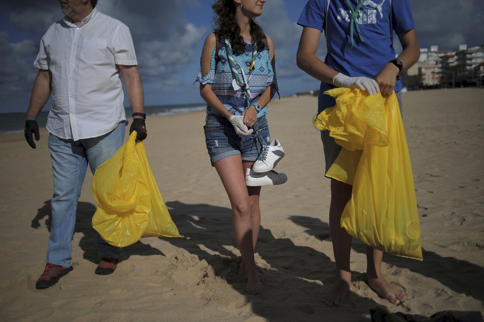 Úklid plastů na pláži ve Španělsku