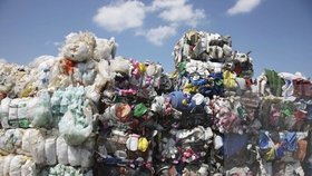 Francouzská vláda chce zavést finanční zvýhodnění výrobků prodávaných v recyklovaných obalech. Úspora by mohla činit až desetinu ceny.