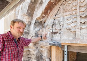 Unikátní a mimořádně cenný románský portál z 12. století odkryli odborníci při opravě barokně přestavěného kostela Nanebevzetí Panny Marie v klášteře v Plasích na Plzeňsku.