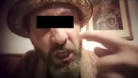 Vůdce sekty Lukáš S. na jednom z videí nabádal Mariána a dnes již zemřelou Lindu, aby se vzali za ruce a skočili do propasti.