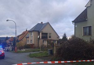K výbuchu a požáru rodinného domu došlo v Plasích na severu Plzeňska.