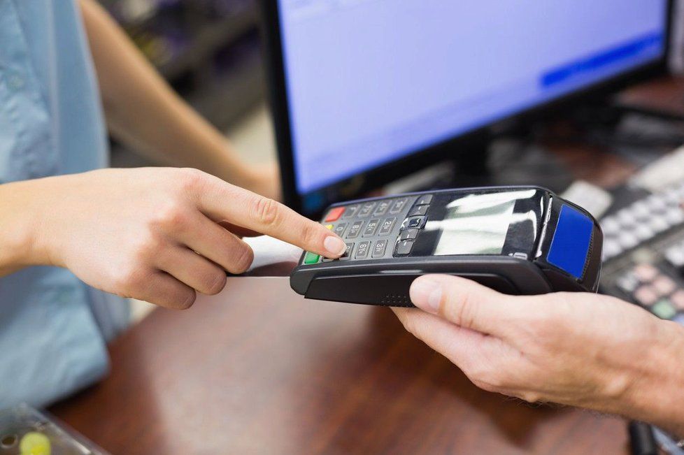 Služba Apple Pay umožňuje uživatelům propojit chytrý telefon s platební kartou.