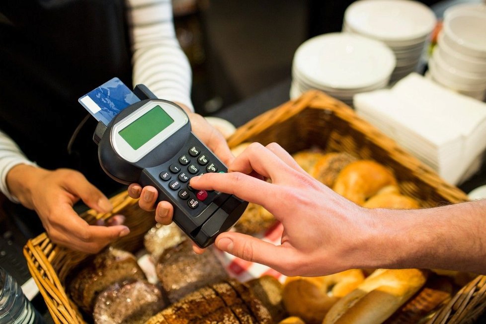 Služba Apple Pay umožňuje uživatelům propojit chytrý telefon s platební kartou.