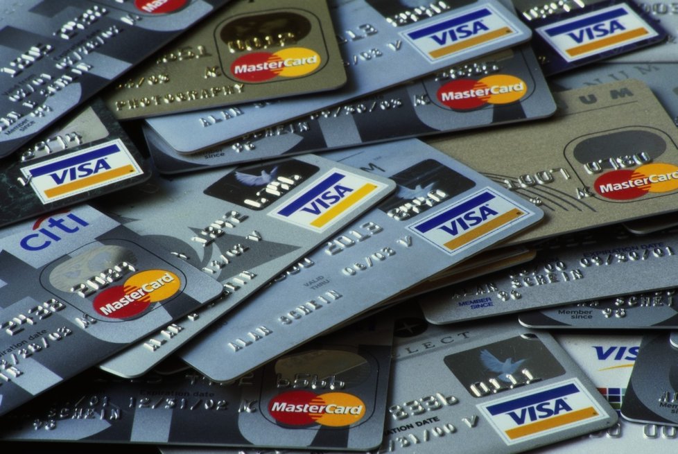 Češi vlastní přes 12 milionů platebních karet. Jejich počet roste.