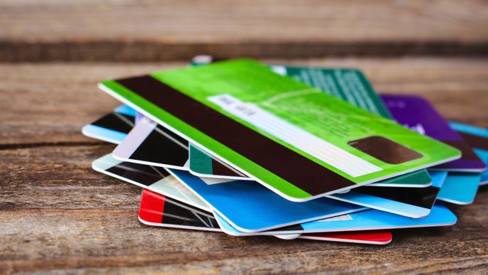 Pád kreditních karet. Češi si raději berou rekordně levné spotřebitelské úvěry. 