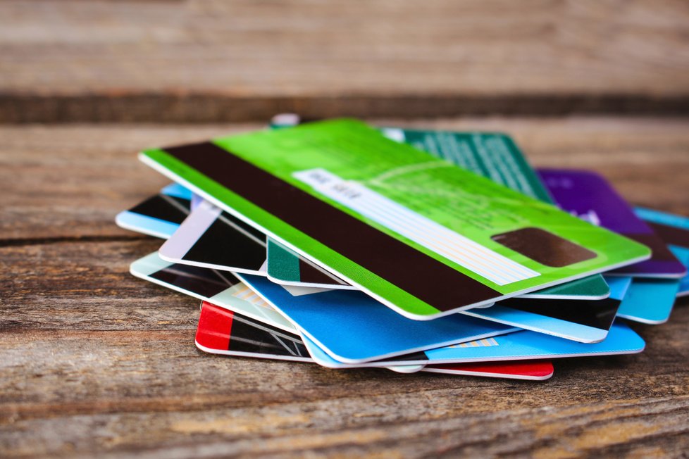 Češi vlastní přes 12 milionů platebních karet. Jejich počet roste.