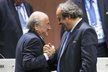 Etická komise Mezinárodní fotbalové federace FIFA pozastavila předsedovi Seppu Blatterovi i šéfovi UEFA Michelu Platinimu na 90 dní výkon funkce.