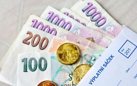 Kdo pracuje na plný úvazek, nesmí mít nyní na výplatnici v kolonce hrubá mzda uvedeno méně než 13 340 korun.