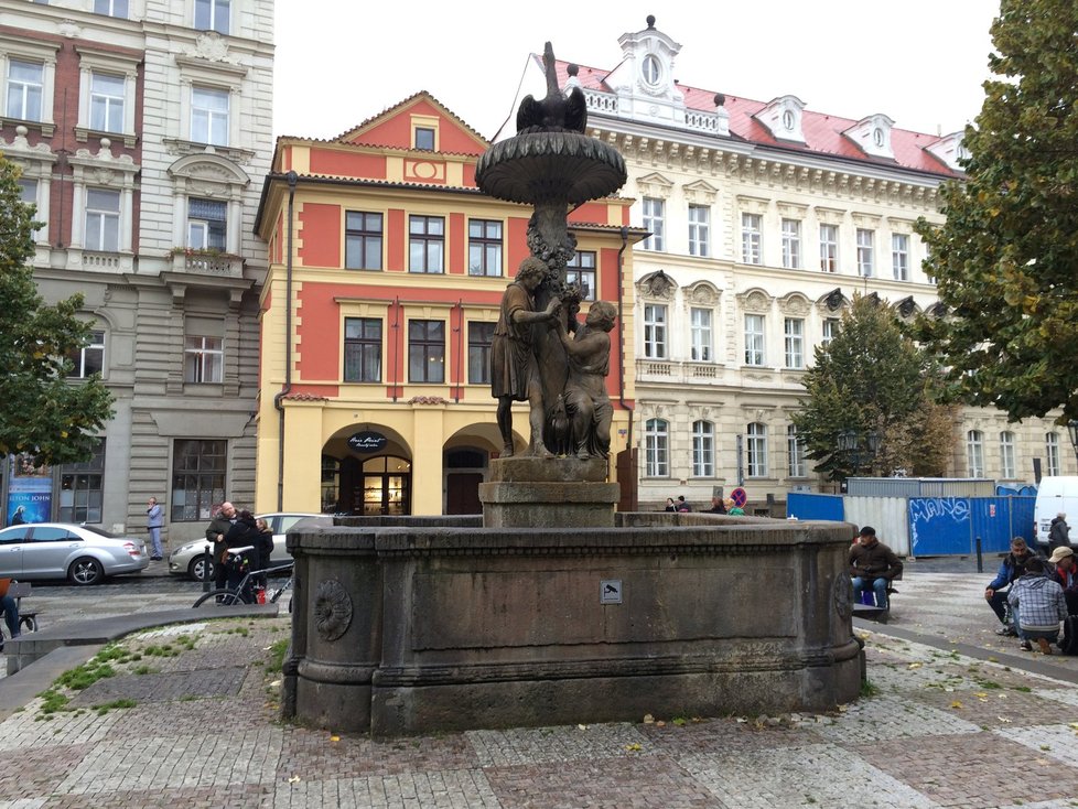 Ledererova fontána na Uhelném trhu před Platýzem, která původně stávala na Národní třídě