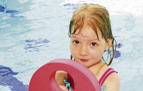 VIDEOškolka: Jak naučit dítě plavat?