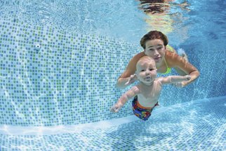 Chlor z bazénu může spustit u malých dětí astma