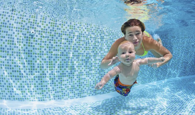 Chlor z bazénu může spustit u malých dětí astma