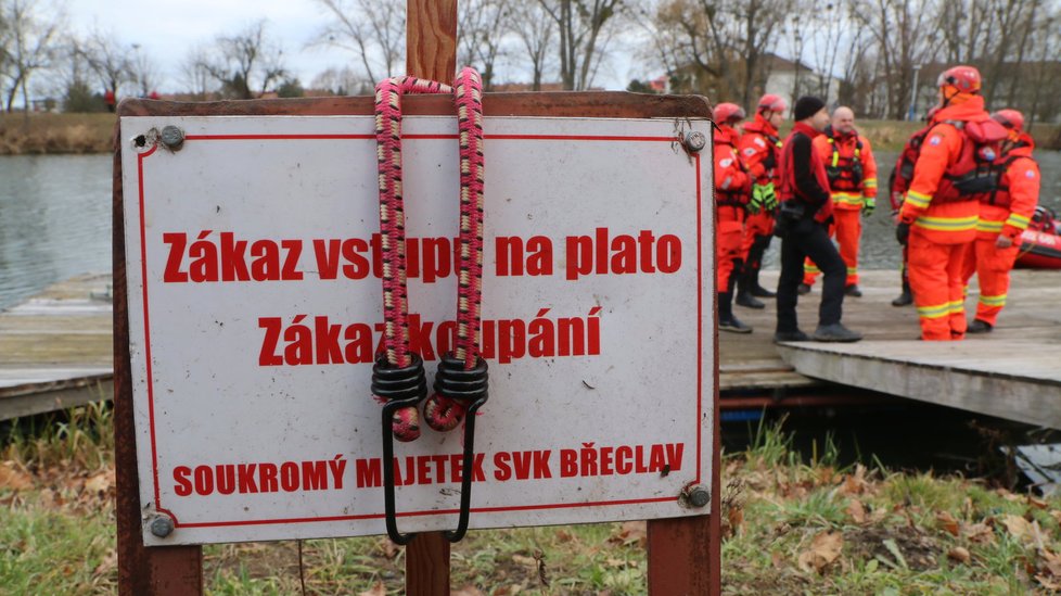 Některé cedulky dočasně pozbyly v době plavání otužilců svou platnost.