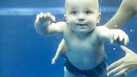 Plavání ve vaně: Jak začít s nejmenšími miminky? 