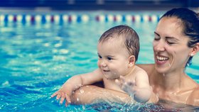 Vaničkování a plavání s miminky: Jak a kdy začít?