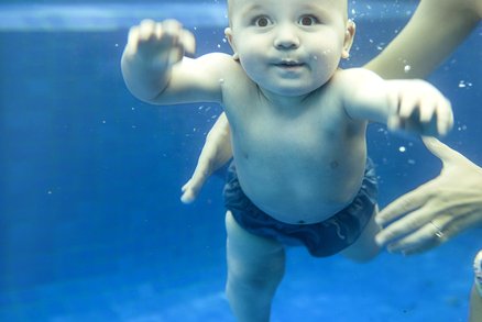 Plavání ve vaně: Jak začít s nejmenšími miminky? 