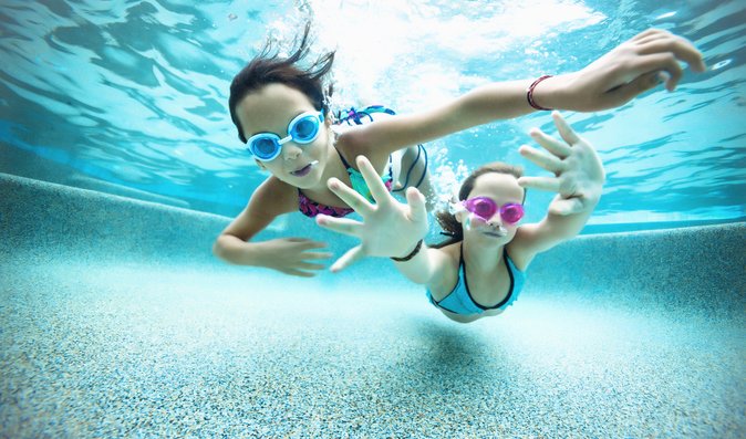 5 mýtů o plavání: Opravdu pomáhá na bolest zad? A proč dětem škodí kruhy a křidýlka?