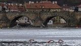 Nový rok v Praze přivítají také tříkráloví otužilci. Podplavou Karlův most
