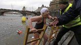 Otužilci tradičně skočili do prosincové Vltavy: Plaval Langmajer i 86letá odvážlivkyně