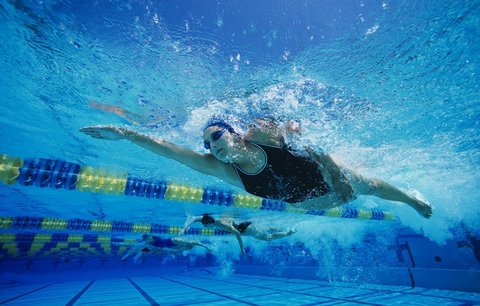 Víte, jak plavat zdravě?